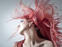 Come curare i capelli colorati con i prodotti giusti